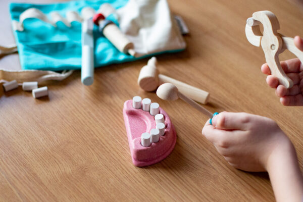 brinquedo-dentista-madeira-3-anos-plantoys