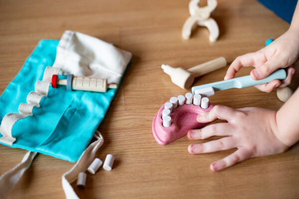 brinquedo-dentista-madeira-3-anos-plantoys4